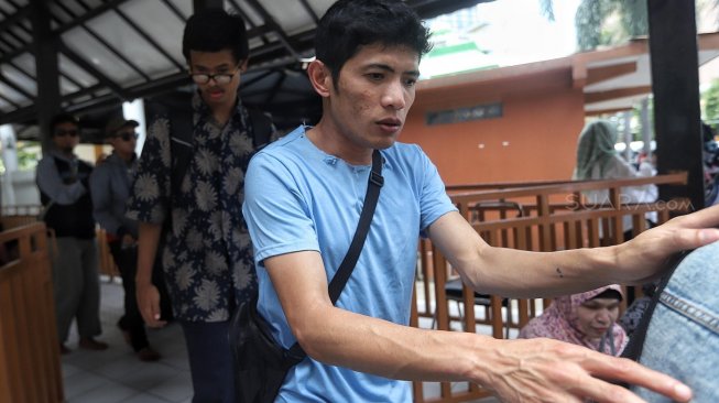 Sejumlah orang yang tergabung dalam Himpunan Disabilitas Netra Indonesia melakukan aksi damai di Kementerian Sosial, Jakarta, Senin (4/3). [Suara.com/Muhaimin A Untung]