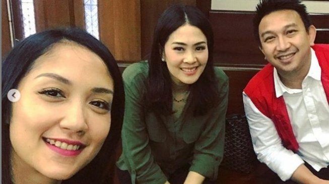 Augie Fantinus bersama istri, Adriana Bustami (kiri). (Instagram)