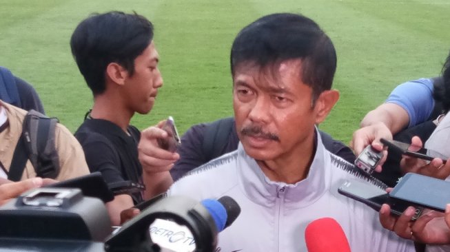 Pelatih timnas Indonesia U-23 Indra Sjafri usai memimpin latihan di Stadion Madya, Senayan. [Suara.com/Adie Prasetyo]
