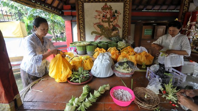 Umat Hindu bersama-sama membuat sajen (Ngayah) di Pura Aditya Jaya, Jakarta, Senin (4/3). [Suara.com/Muhaimin A Untung]