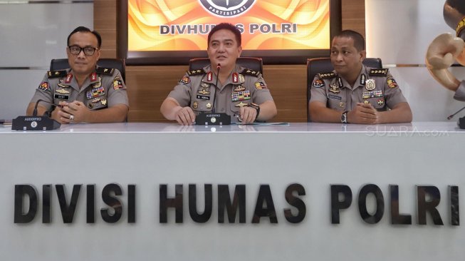 Kadiv Humas Polri Irjen Pol Muhammad Iqbal bersama Karo Penmas Div Humas Polri Brigjen Dedi Prasetyo dan Kabag Pensat Div Humas Polri Kombes Pol Yusri Yunus saat memberikan keterangan saat terkait penangkapan Wasekjen Partai Demokrat, Andi Arief di Kantor Divisi Humas Polri, Jakarta, Senin (4/3). [Suara.com/Muhaimin A Untung]