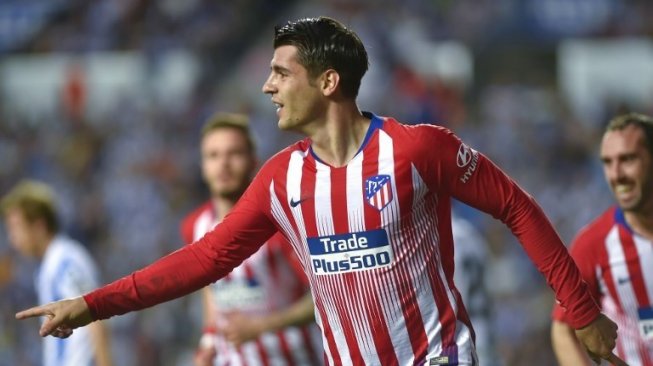 Striker Atletico Madrid Alvaro Morata merayakan golnya ke gawang Real Sociedad dalam lanjutan Liga Spanyol di Anoeta stadium. ANDER GILLENEA / AFP