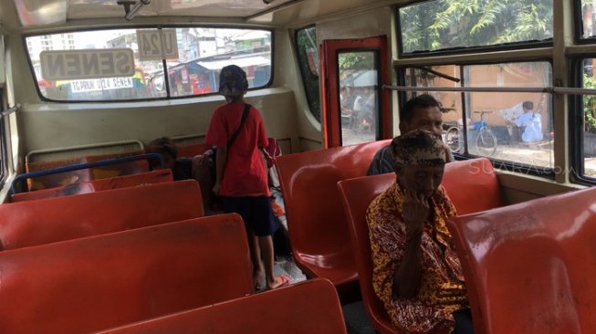 Metromini yang sepi penumpang, Terminal Senen, Kamis (28/2/2019). [Suara.com/Erick Tanjung]