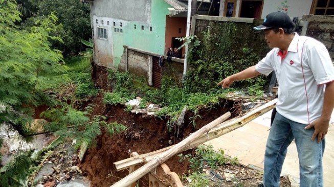 Tanah Amblas, Jalan Alternatif ke Stasiun Cilebut Terancam Putus