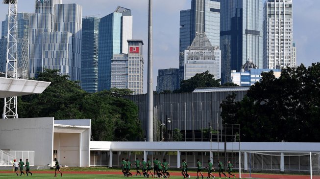 Pemain Timnas Indonesia U-23 melakukan pemanasan saat pemusatan latihan di Stadion Madya, Kompleks Gelora Bung Karno, Senayan, Jakarta, Senin (4/3/2019). Timnas Indonesia akan mengikuti kualifikasi Piala AFC U-23 Tahun 2020 pada 22-26 Maret 2019 di Vietnam. ANTARA FOTO/Sigid Kurniawan.