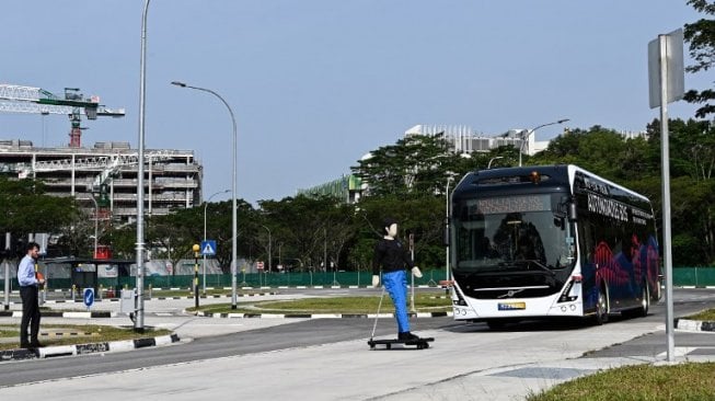 Bus listrik swakemudi Volvo AB 7300 menjalani uji coba di kampus NTU, Singapura, Selasa (5/3/2019). [AFP/Roslan Rahman]