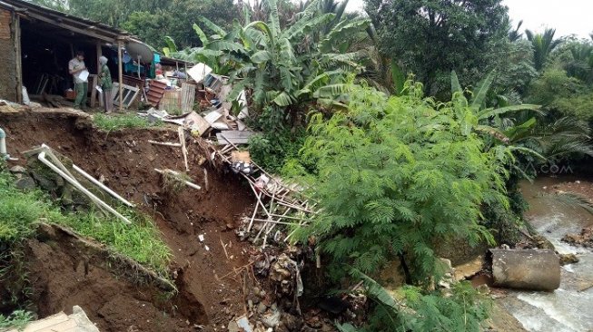 Darurat! Tiga Rumah di Padang Terancam Ambruk Akibat Tanah Amblas