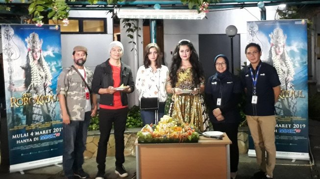 Talitha Curtis dan pemain sinetron Nyi Roro Kidul di kawasan Kebon Jeruk, Jakarta Barat, Senin (4/3/2019). [Sumarni/Suara.com]