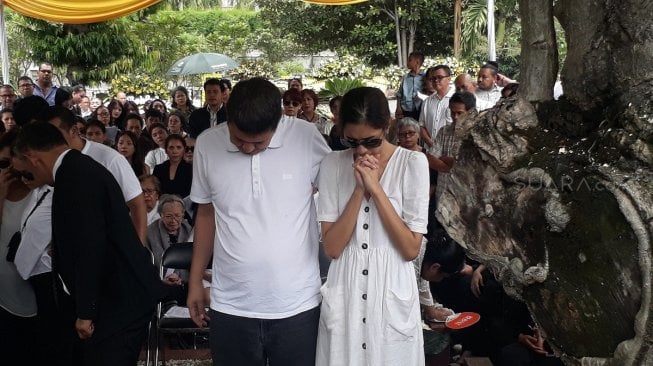 Prosesi pemakaman ibunda Mikha Tambayong di TPU Menteng Pulo, Menteng Dalam, Tebet, Jakarta Selatan, Selasa (5/3/2019). [Ismail/suara.com]