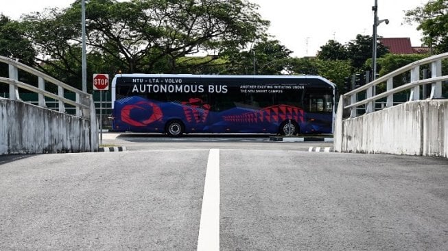 Bus listrik swakemudi Volvo AB 7300 menjalani uji coba di kampus NTU, Singapura, Selasa (5/3/2019). [AFP/Roslan Rahman]