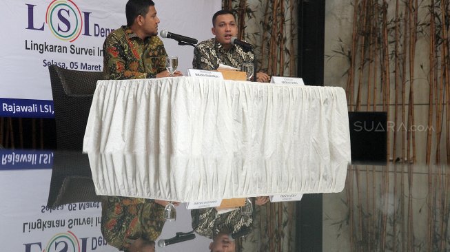 Survei elektablitas calon presiden dan wakil presiden hasil Lingkaran Survei Indonesia (LSI) Denny JA menyatakan Jokowi - Maruf Amin masih unggul 20 persen.(Suara.com/Arief Hermawan P)