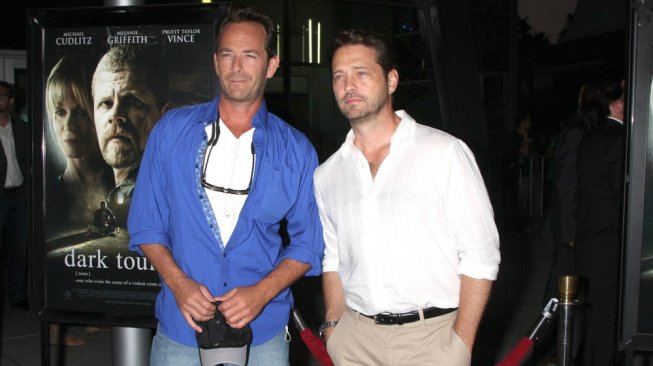 Reuni dua bintang Beverly Hills 90210, Luke Perry (pemeran Dylan McKay) dan Jason Priestley (Brandon Walsh) [Shutterstock].