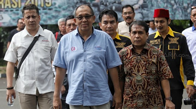 Eks Pebalap dan Politisi Alex Asmasoebrata bersama kuasa hukumnya memenuhi panggilan di Polda Metro Jaya, Jakarta, Selasa (5/3). [Suara.com/Muhaimin A Untung]