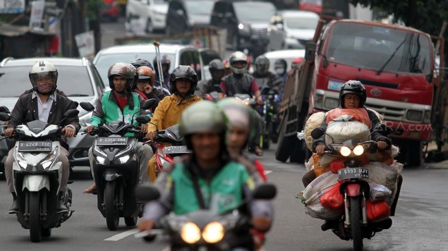 Truk pengangkut batu granit amblas masuk ke dalam lubang saluran air sehingga menutupi sebagian badan jalan di Jalan Pejaten Barat, Pasar Minggu, Jakarta Selatan, Selasa (5/3). [Suara.com/Arief Hermawan P]