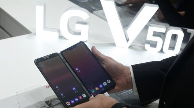 LG V50 ThinQ. [AFP/Pau Barrena]