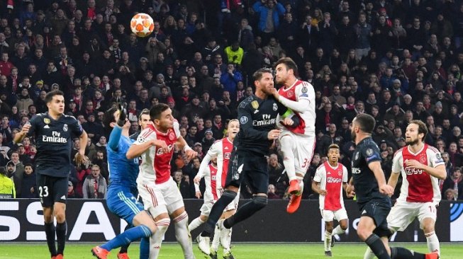 Pemain Ajax Nicolas Tagliafico berduel di udara dengan pemain Real Madrid Sergio Ramos di leg pertama babak 16 besar Liga Champions di Amsterdam, 14 Februari 2019 [AFP]