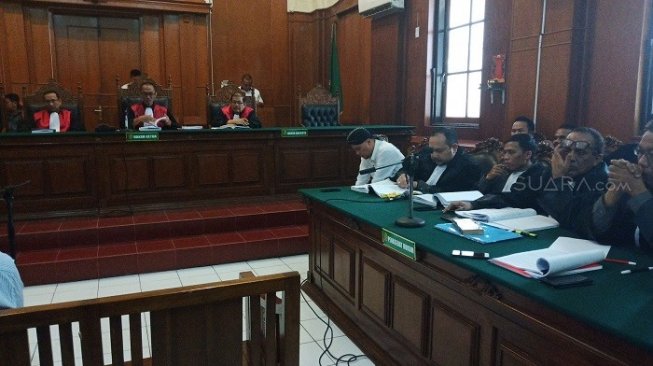 Terdakwa Ahmad Dhani saat menjalani sidang lanjutan di PN Surabaya, Jatim. (Suara.com/Achmad Ali)