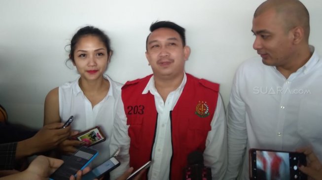 Augie Fantinus bersama istri, Adriana Bustami begitu senang setelah divonis lima bulan penjara dalam kasus pencemaran nama baik, Selasa (5/2/2019). Dengan vonis itu, Augie akan menghirup udara bebas minggu depan. (Ismail/Suara.com)