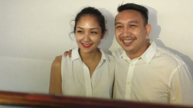 Augie Fantinus bersama istri, Adriana Bustami begitu bahagia setelah divonis lima bulan penjara. Dengan vonis tersebut, Augie akan menghirup udara bebas minggu depan. (Ismail/Suara.com)