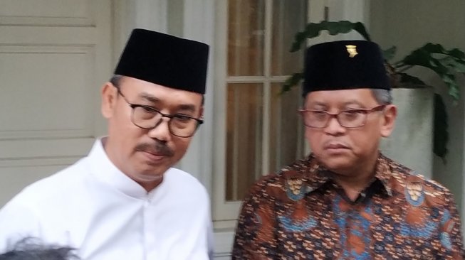 Ketua Majelis Ulama Indonesia (MUI) Bidang Ekonomi, Lukmanul Hakim dan Sekretaris TKN Jokowi-Ma'ruf Amin, Hasto Kristiyanto. (Suara.com/ M. Yasir) 