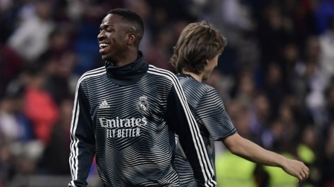 Pemain Real Madrid Vinicius Junior melakukan pemanasan jelang pertandingan leg kedua semifinal Copa del Rey kontra Barcelona, 28 Februari 2019 [AFP]