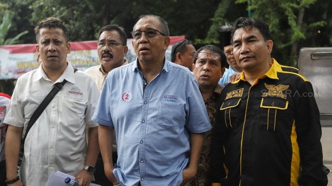 Eks Pebalap dan Politisi Alex Asmasoebrata bersama kuasa hukumnya memenuhi panggilan di Polda Metro Jaya, Jakarta, Selasa (5/3). [Suara.com/Muhaimin A Untung]