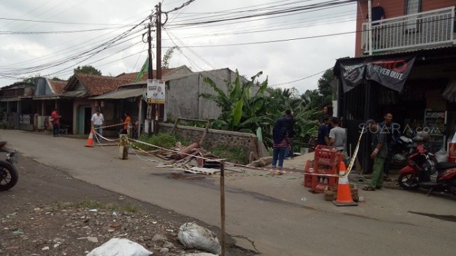 Tanah amblas di kawasan Tanah Sereal, Bogor. (Suara.com/Rambiga)