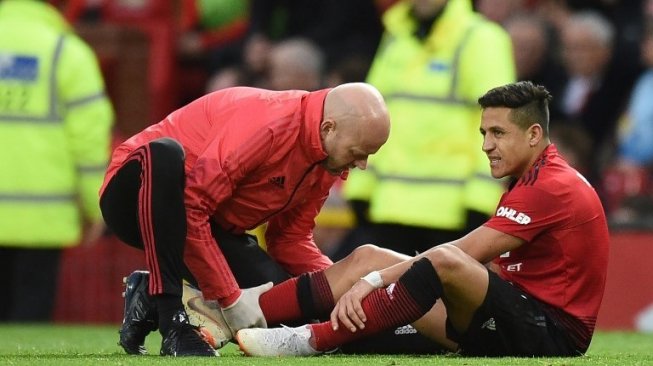 Striker Manchester United Alexis Sanchez (kanan) mendapatkan perawatan saat menghadapi Southampton dalam lanjutan Liga Inggris di Old Trafford. Oli SCARFF / AFP