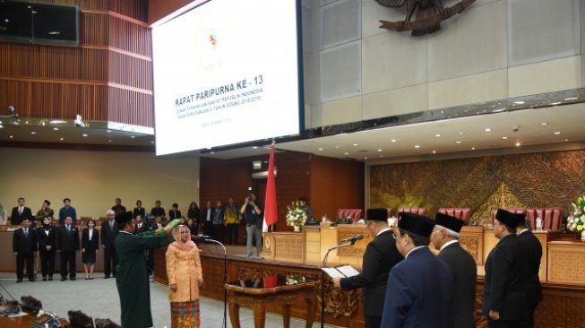 Ketua DPR Lantik Tari Siwi Utami sebagai Anggota PAW