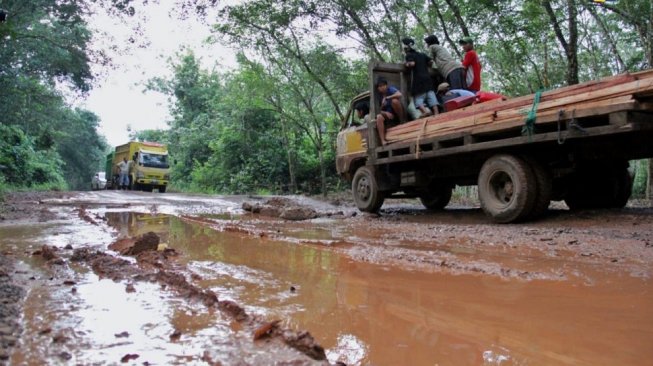 Jalan rusak di Poros Trans Batumarta Unit 2, Kecamatan Lubuk Raja, Kabupaten Ogan Komering Ulu (OKU), Sumatera Selatan. (Dokumen: KemenPUPR)