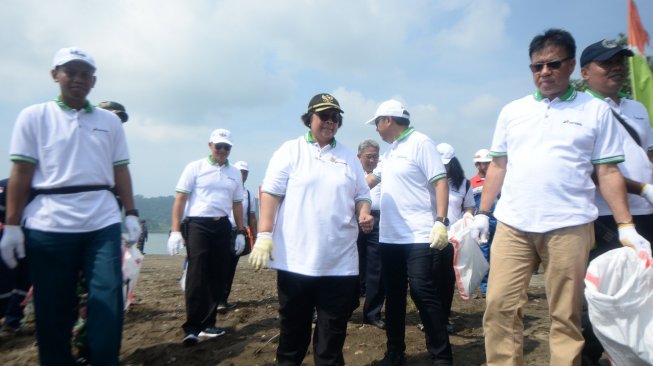 7,2 Ton Sampah Plastik Berhasil Dikumpulkan dari Pantai Cilacap