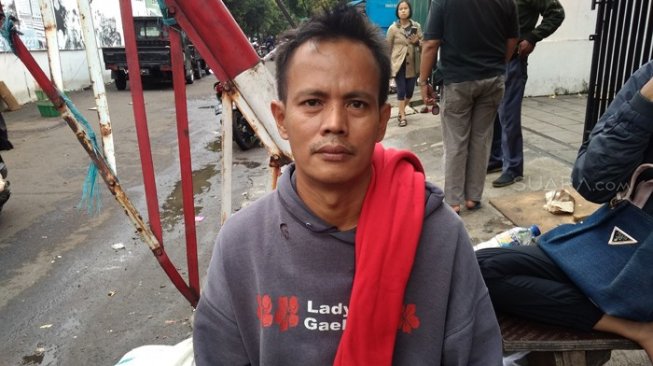 Muhidin, pedagang Pasar Blok A Kebayoran Baru, Jakarta Selatan. [Suara.com/Fakhri Fuadi]