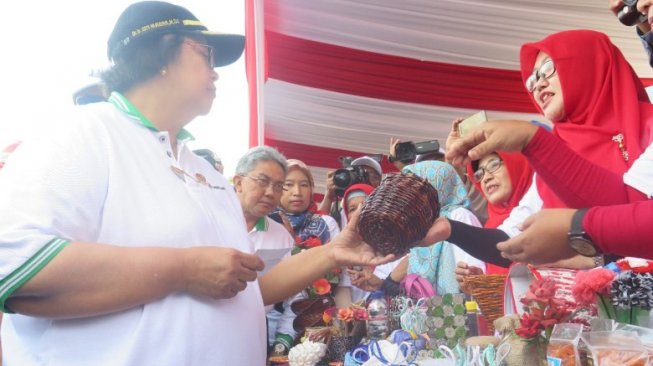 Menteri Lingkungan Hidup dan Kehutanan (LHK), Siti Nurbaya, meresmikan Program Energy Mandiri Surya Angin (E-Mas Bayu) & Energy Mandiri Tambak Ikan(E-Mbak Mina) dari Pertamina (Persero) Refinery Unit IV (Pertamina RU IV) Cilacap di Dusun Bondan, Desa Ujung Alam, Kecamatan Kampung Laut, Kabupaten Cilacap, Jawa Tengah. (Dok: KLHK)