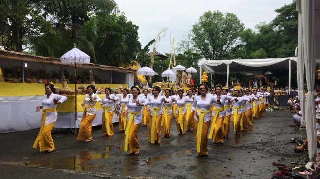 Jelang Nyepi, Umat Hindu di DKI Jakarta mulai memadati Pura Aditya Jaya, Rawamangun, Jakarta Timur. (Suara.com/Yasir)