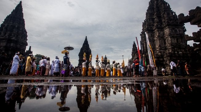 Sejumlah umat Hindu melakukan pradaksina saat prosesi upacara Tawur Agung Kesanga 2019 di Candi Prambanan, Sleman, DI Yogyakarta, Rabu (6/3). [ANTARA FOTO/Andreas Fitri Atmoko]