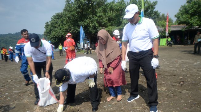 Menteri Lingkungan Hidup dan Kehutanan (LHK), Siti Nurbaya, bersama  3000 masyarakat dan para pekerja Pertamina (Persero) Refinery Unit IV (Pertamina RU IV) Cilacap, melakukan kegiatan Coastal Clean Up/Bersih Pantai di Pantai Teluk Penyu Cilacap, Jawa Tengah, Rabu (5/3/2019). (Dok: KLHK)