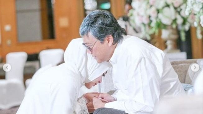 Mengharukan, Syahrini Anggap Papa Mertua Pengganti Almarhum Ayahnya