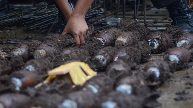 Penemuan 87 mortir di Dago Kota Bandung. (Foto: Antara)