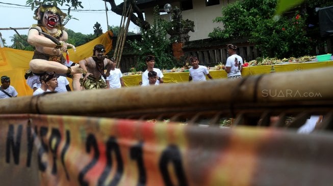 Umat Hindu mengarak Ogoh - ogoh dan sejumlah kesenian lain seperti Ondel - ondel, Barongsai juga Arakan Singa di sepanjang Jalan Cinere Raya, Depok, Jawa Barat, Rabu (6/3). [Suara.com/Arief Hermawan P]