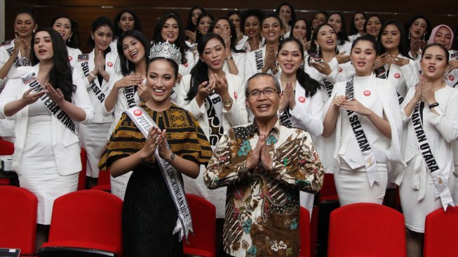 Wakil Ketua KPK Alexander Marwata (kanan) didampingi Puteri Indonesia Lingkungan 2018 Vania Herlambang (kiri) dan finalis Puteri Indonesia 2019 berfoto bersama disela kunjungan di Gedung KPK, Jakarta, Rabu (6/3). [ANTARA FOTO/Reno Esnir]
