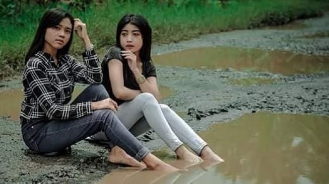 Kejadian Lagi, Anak Muda Protes Jalan Rusak Pakai Pemotretan Model Cantik