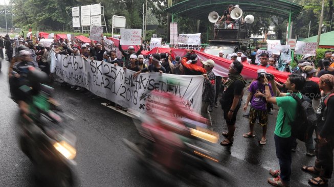 Sejumlah massa Walhi bersama Aliansi Cagar Alam Jawa Barat melakukan aksi di depan gedung Kementerian Lingkungan Hidup dan Kehutatanan, Jakarta, Rabu (6/3). [Suara.com/Muhaimin A Untung]