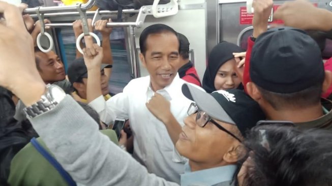 Jokowi Desak-desakan Naik KRL, Penumpang Heboh