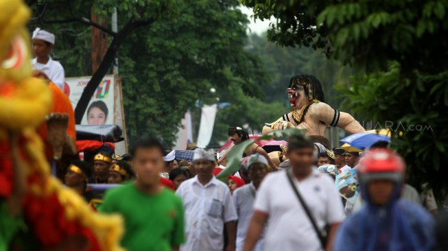 Umat Hindu mengarak Ogoh - ogoh dan sejumlah kesenian lain seperti Ondel - ondel, Barongsai juga Arakan Singa di sepanjang Jalan Cinere Raya, Depok, Jawa Barat, Rabu (6/3). [Suara.com/Arief Hermawan P]