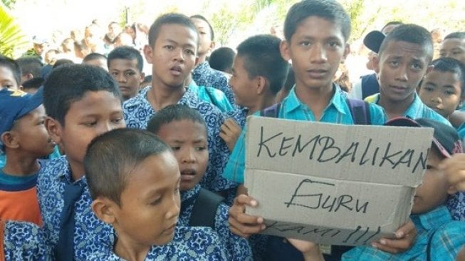 Ratusan Pelajar SMP Nekat Geruduk Kantor Pemerintah