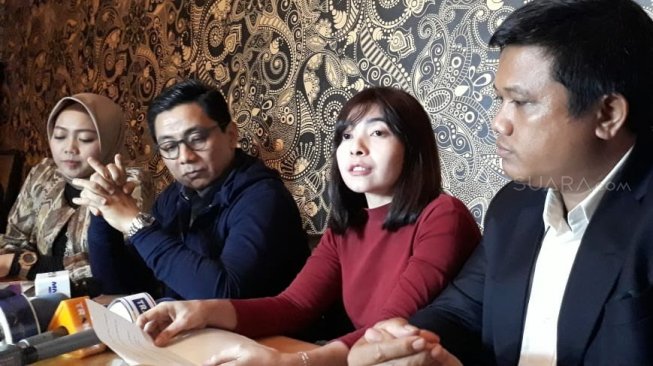 Yasmine Mercy menggelar konfrensi pers terkait kasusnya dengan Shandy Aulia di kawasan Sudirman, Rabu (6/3/2019). (Wahyu Tri Laksono/Suara.com)