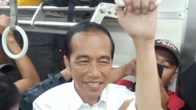 Foto Presiden Joko Widodo membuat heboh saat menumpang KRL. (Dok. Birosetpres)