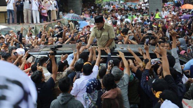 Pria Gempal Berpeci Bikin Heboh Bandara Pekanbaru, Diteriaki Prabowo KW