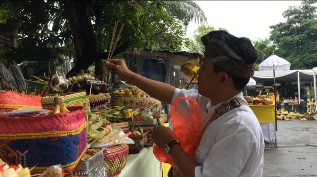 Jelang Nyepi, Umat Hindu di DKI Jakarta mulai memadati Pura Aditya Jaya, Rawamangun, Jakarta Timur. (Suara.com/Yasir)