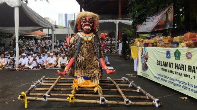 Jelang Nyepi, Umat Hindu di DKI Jakarta mulai memadati Pura Aditya Jaya, Rawamangun, Jakarta Timur. (Suara.com/Yasir)